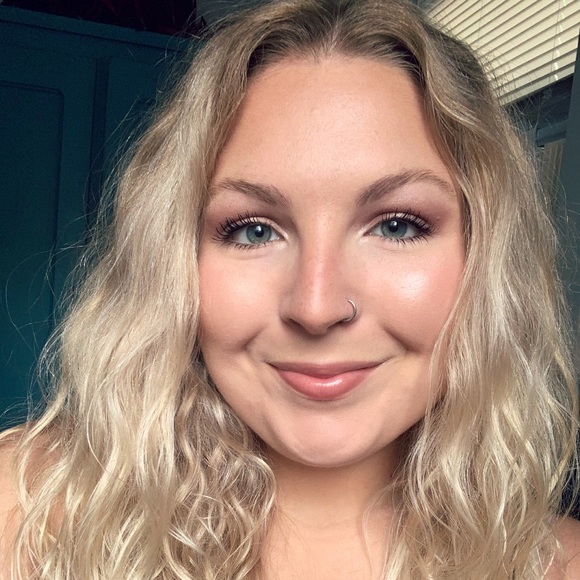 Meet your Posher, Brianna - Picture 2 of 2